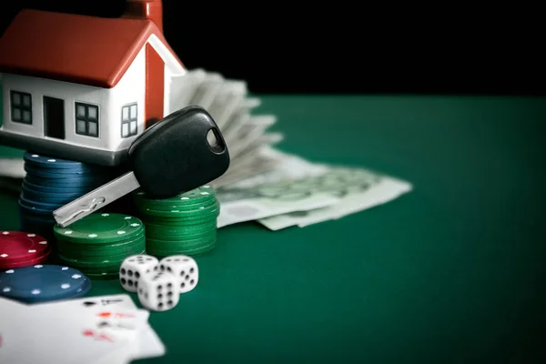 赌博桌与卡片芯片 塑料房子 立方体和汽车钥匙 — 图库照片