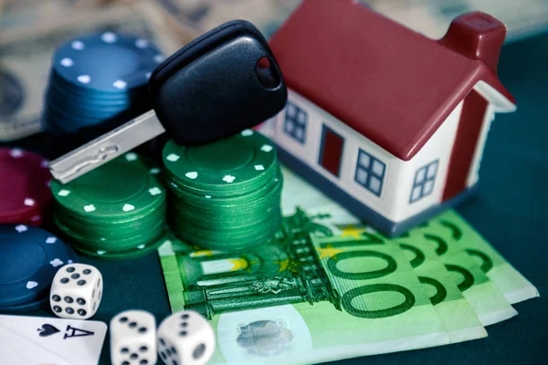 扑克筹码与房子和汽车钥匙 卡片和立方体 — 图库照片