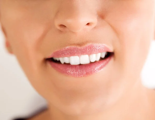 健康な歯と笑顔で官能的な女性の唇をクローズ アップ — ストック写真
