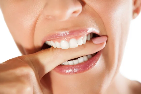 Žena Kousání Prstů Její Zuby Vyjadřuje Bolest Vztek — Stock fotografie