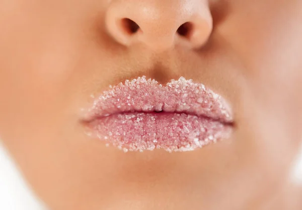 Steenbolk Vrouwelijke Lippen Bedekt Met Kristalsuiker — Stockfoto