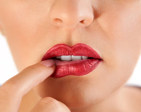 Verleidelijke Vrouw Lippen Vrouw Rode Lippen Met Vinger Aanraken — Stockfoto