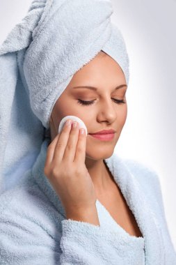 Bornoz ile pamuk yastık yüzü Temizleme çekici genç kadın