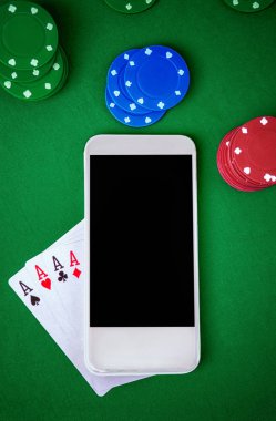 Online casino smartphone ve poker masada dört as.
