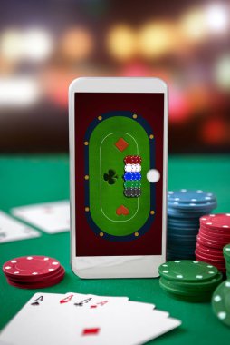 Poker masasında smartphone ekranında. Online kumar.