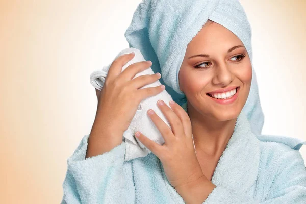バスローブ タオルを押し笑顔の美しいスパ女性 — ストック写真