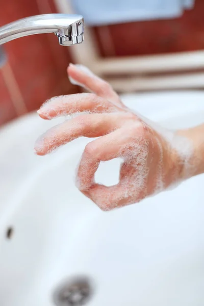 Mano Jabonosa Haciendo Círculo Con Dedo Higiene Protección Manos — Foto de Stock