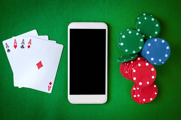 Online Τυχερά Παιχνίδια Τηλέφωνο Τοποθετημένες Ένα Τσιπ Καζίνο Πράσινο Πίνακα — Φωτογραφία Αρχείου