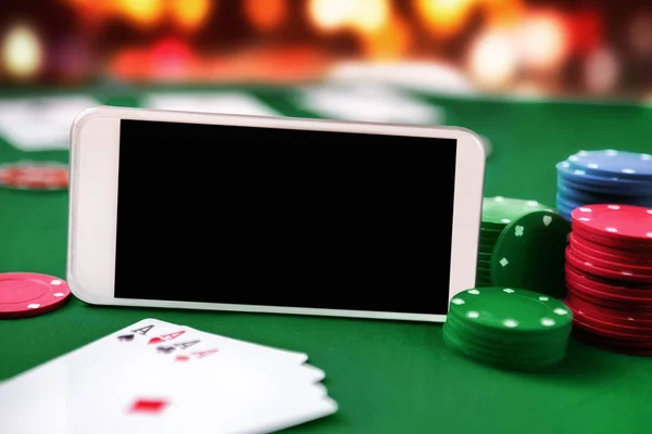 Smartphone Κάρτες Chip Και Τέσσερις Άσους Τυχερών Παιχνιδιών Απευθείας Σύνδεση — Φωτογραφία Αρχείου