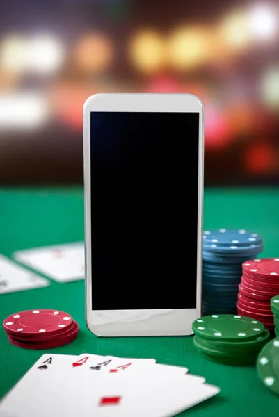 Online Τυχερών Παιχνιδιών Smartphone Κάρτες Και Κάρτες Chip Στο Τραπέζι — Φωτογραφία Αρχείου
