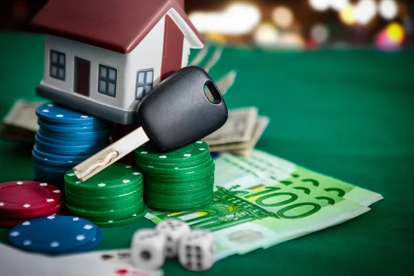 在卡芯片上的房子和汽车钥匙 桌上有高赌注的扑克游戏 — 图库照片