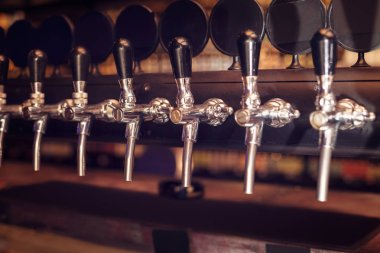 Bira musluk satır. Bira musluklar bar. Bira musluk dizi.