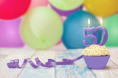 50 yıldönümü kutlama muffin mum, parti şapkaları ve balonlar ile