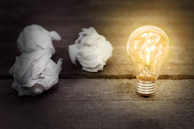 Buruşuk kağıt ve parlayan ampul yaratıcı düşünme temsil eder