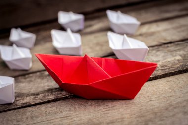 Kavramı kırmızı kağıt tekne olarak lider ve beyaz kağıt tekne ile