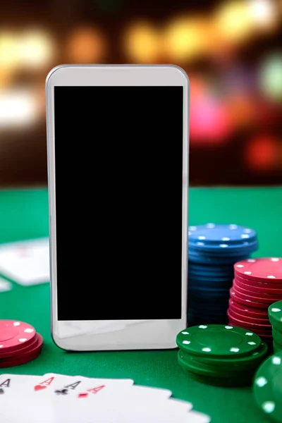 Online Καζίνο Smartphone Και Κάρτες Chip Παιχνίδι Απευθείας Σύνδεση Πόκερ — Φωτογραφία Αρχείου