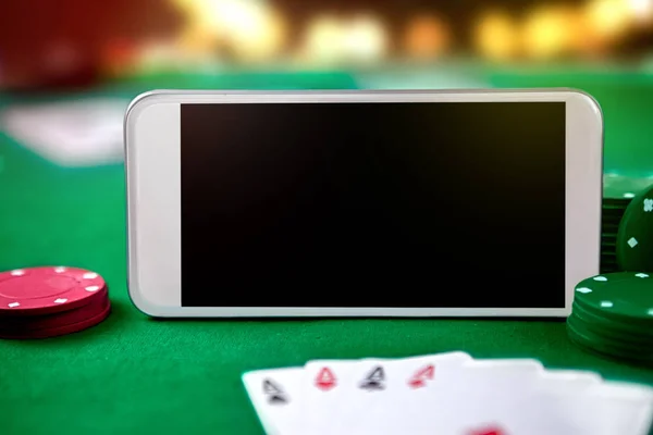 Smartphone Παίζοντας Κάρτες Και Κάρτες Chip Στο Τραπέζι Του Πόκερ — Φωτογραφία Αρχείου