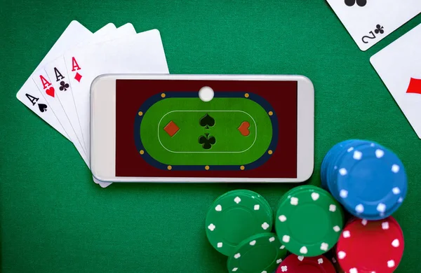 Online Poker Masasında Smartphone Ekranında Online Kumar Üstten Görünüm — Stok fotoğraf