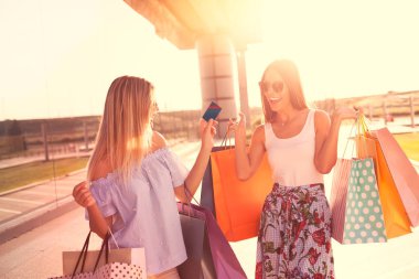 Genç mutlu Alışverişkoliğin kızlar