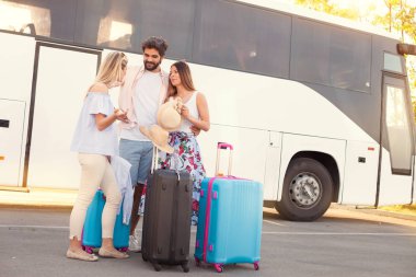 iki kadın seyahat ve otostop