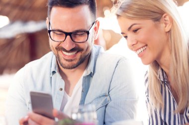 Genç çift kahve dükkanında telefon kullanma