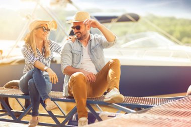 Kıyısında oturan ve yat yelken ara ile zevk gülümseyen çift