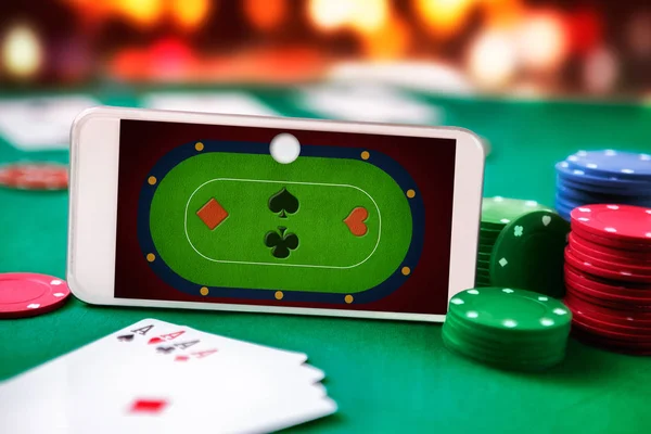 智能手机与在线扑克桌面应用程序在屏幕上 在线扑克游戏和赌博 — 图库照片