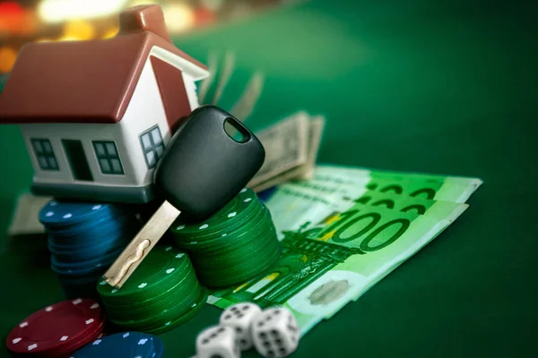 汽车钥匙和房子的扑克游戏 扑克成瘾和危险 — 图库照片