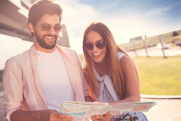 Pareja Sonriente Con Mapa —  Fotos de Stock