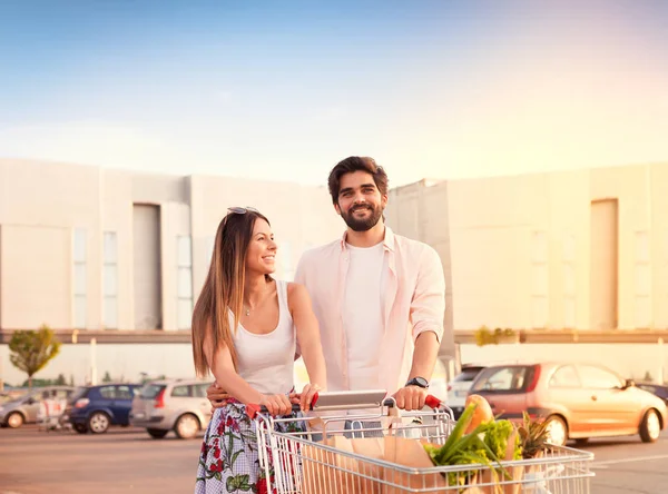 Joven Pareja Sonriente Con Carrito Compras Lleno Comida Fresca —  Fotos de Stock