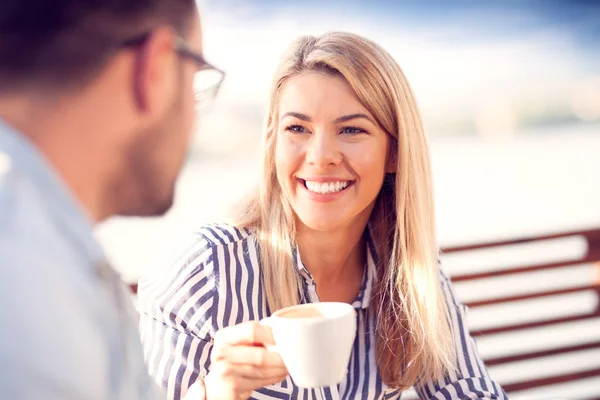 美丽的微笑的妇女喝咖啡和看在她的爱 情侣在咖啡馆里 — 图库照片