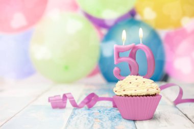 50 yıldönümü kutlama cupcake mum ve balonlar ile