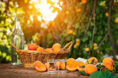 Kayısı brandy ve ahşap masa üzerinde ham kayısı