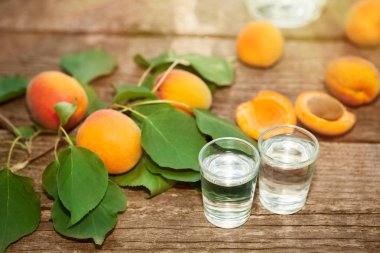 Kayısı brandy ve ahşap masa üzerinde taze kayısı