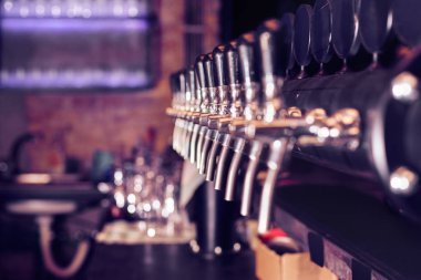 Bar sayaç musluktan bira