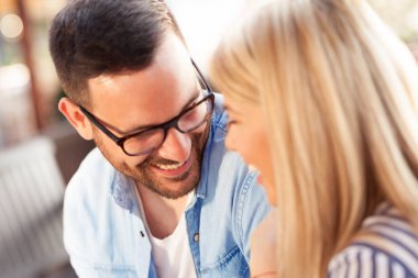 gülümseyen güzel an sevilen erkeklerde Restoran, ilişki ve duygu ile olan kadın