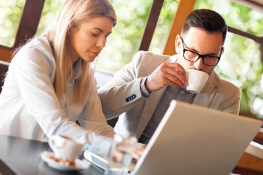 kahve içme sırasında çalışma iki arkadaşları yaratıcı ekibi  