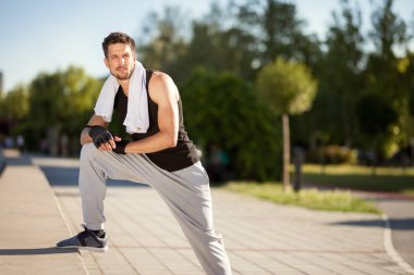 Yaz gününde promenade üzerinde egzersiz yapıyor havlu ile yakışıklı erkekler 