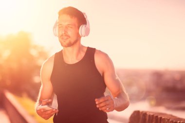 Sabah çalışan genç yakışıklı sporcu konsantre