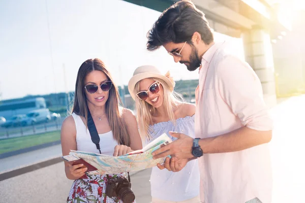 Amigos Jóvenes Consultar Mapa Planear Sus Vacaciones Alrededor Del Mapa —  Fotos de Stock