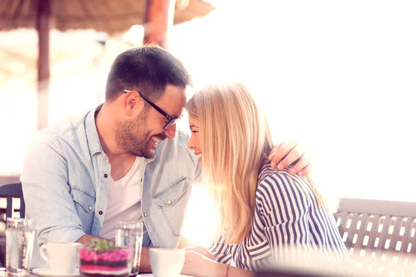 Glückliches Liebespaar Genießt Café Momente Der Zärtlichkeit — Stockfoto