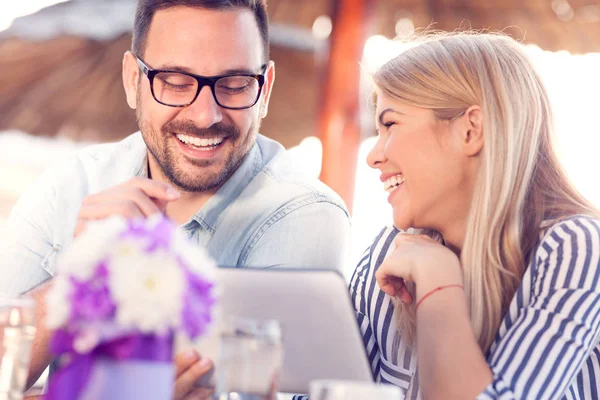 Närbild Porträtt Lyckliga Unga Par Med Digital Tablett Tillsammans Ett — Stockfoto