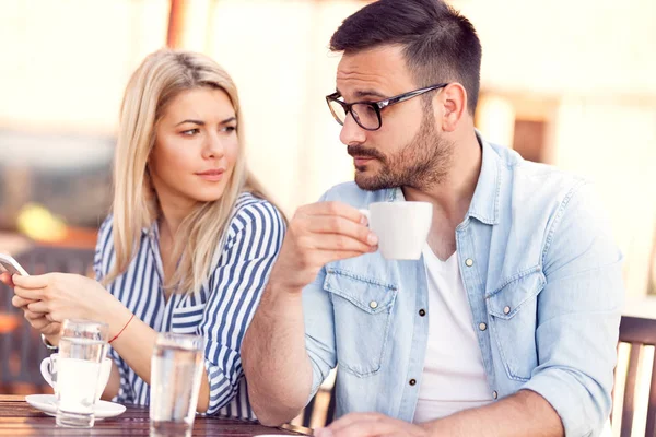 Ungt Par Argumentera Kafé Relationsproblem — Stockfoto