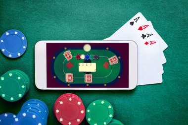 Smartphone ile poker masa üstünde perde. Online kumar. Kumar Oyunları.