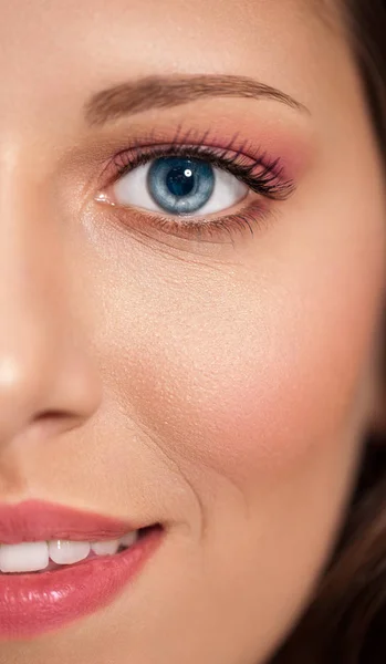 Concepto Belleza Maquillaje Con Mitad Cara Una Hermosa Morena Natural — Foto de Stock