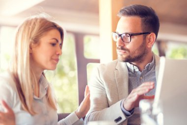 Genç iş iş arkadaşınız bir sorun ve çözüm bu söz 