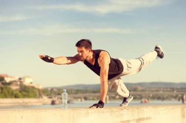 bir kol ve bir bacak, açık egzersiz ve spor yaşam tarzı kavramı şınav fitness adam.
