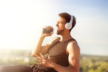 Fitness genç adam müzik zevk sırasında eğitim şarkı,