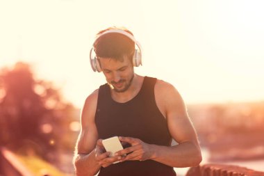 Eğitim, modern spor ve çalışan kavramı için Smartphone kullanarak kentsel runner