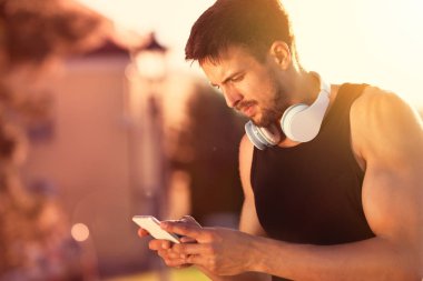 Fitness adam müzik koşu veya mesaj mesaj Smartphone cep telefonu ile seçme